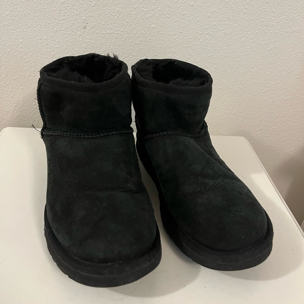 Black Ugg Mini’s Womens size 6